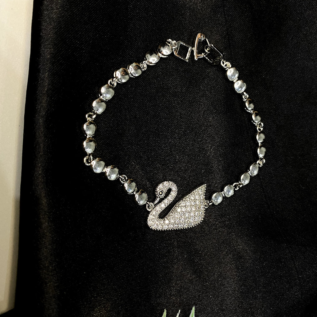 Swan glow bracelet (with box)